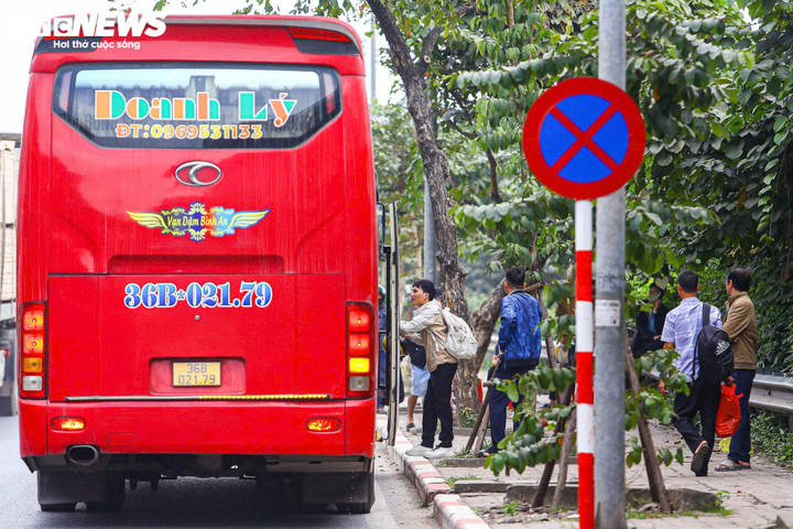Bất chấp 'mắt thần' AI, xe kh&aacute;ch vẫn ngang nhi&ecirc;n dừng đ&oacute;n trả kh&aacute;ch giữa đường- Ảnh 9.