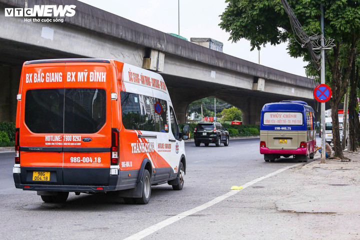 Loạt xe kh&aacute;ch ngang nhi&ecirc;n dừng đ&oacute;n trả kh&aacute;ch giữa đường H&agrave; Nội- Ảnh 12.