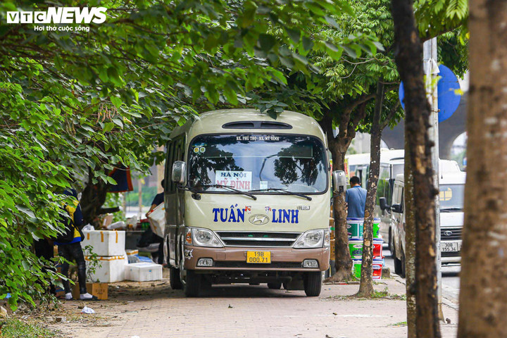 Loạt xe kh&aacute;ch ngang nhi&ecirc;n dừng đ&oacute;n trả kh&aacute;ch giữa đường H&agrave; Nội- Ảnh 14.