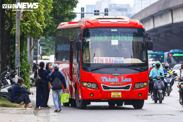 Loạt xe kh&aacute;ch ngang nhi&ecirc;n dừng đ&oacute;n trả kh&aacute;ch giữa đường H&agrave; Nội- Ảnh 15.