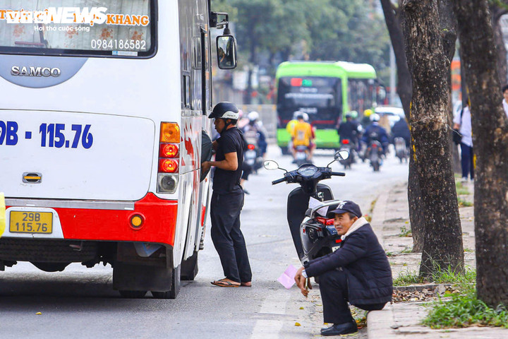 Loạt xe kh&aacute;ch ngang nhi&ecirc;n dừng đ&oacute;n trả kh&aacute;ch giữa đường H&agrave; Nội- Ảnh 6.