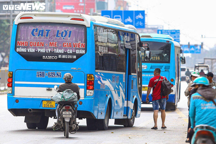Loạt xe kh&aacute;ch ngang nhi&ecirc;n dừng đ&oacute;n trả kh&aacute;ch giữa đường H&agrave; Nội- Ảnh 2.