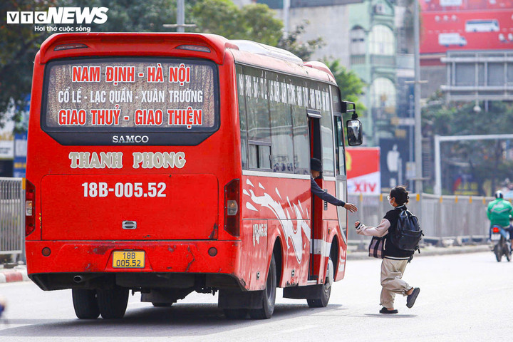 Loạt xe kh&aacute;ch ngang nhi&ecirc;n dừng đ&oacute;n trả kh&aacute;ch giữa đường H&agrave; Nội- Ảnh 7.