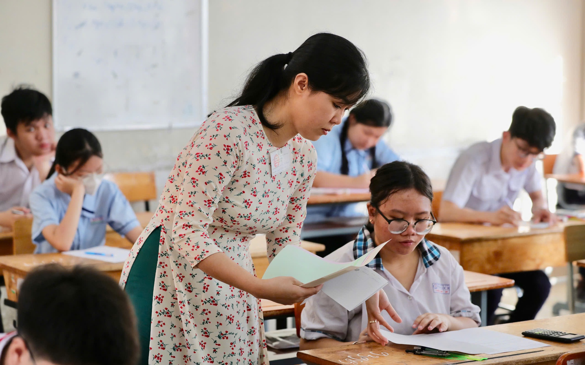 Từ 1-2026, trường học từ cấp THCS ở TPHCM hạn chế d&ugrave;ng điện thoại giờ ra chơi- Ảnh 2.