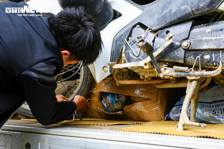 Bất chấp 'mắt thần' AI, xe kh&aacute;ch vẫn ngang nhi&ecirc;n dừng đ&oacute;n trả kh&aacute;ch giữa đường- Ảnh 13.