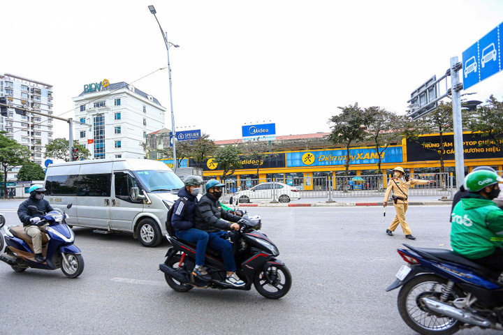 Bất chấp 'mắt thần' AI, xe kh&aacute;ch vẫn ngang nhi&ecirc;n dừng đ&oacute;n trả kh&aacute;ch giữa đường- Ảnh 11.