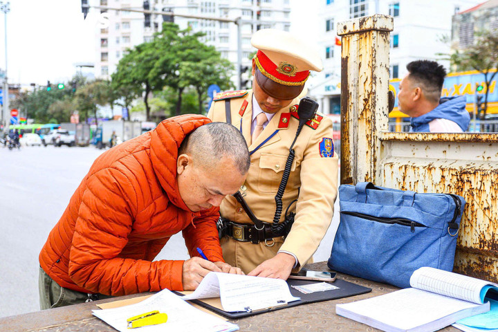 Bất chấp 'mắt thần' AI, xe kh&aacute;ch vẫn ngang nhi&ecirc;n dừng đ&oacute;n trả kh&aacute;ch giữa đường- Ảnh 12.