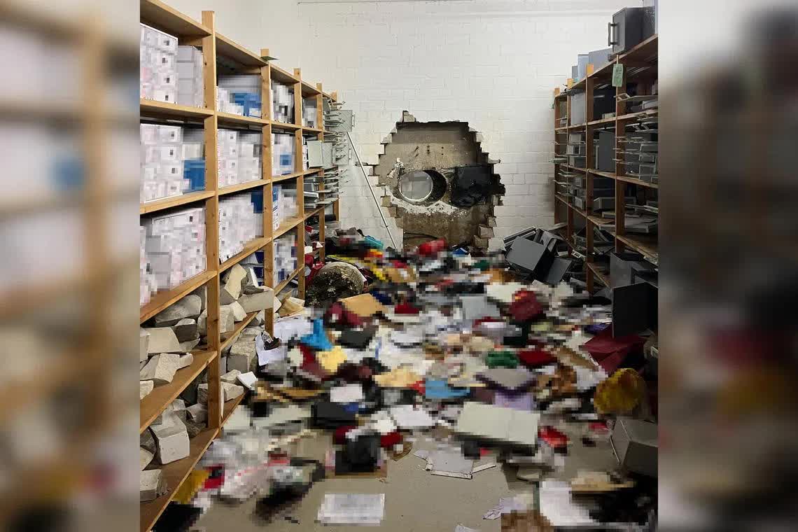 R&uacute;ng động: Băng trộm khoan tường ng&acirc;n h&agrave;ng, ph&aacute; 3.000 k&eacute;t sắt, &ldquo;cuỗm bay&rdquo; 927 tỷ đồng tiền tiết kiệm- Ảnh 1.