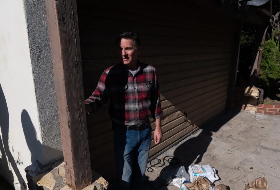 Ở c&ugrave;ng gấu khổng lồ 30 ng&agrave;y, người đ&agrave;n &ocirc;ng kể lại trải nghiệm &aacute;m ảnh- Ảnh 1.