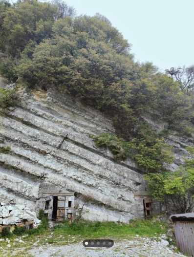 Mở c&aacute;nh cửa gỗ b&iacute; ẩn tr&ecirc;n v&aacute;ch đ&aacute;, cảnh tượng b&ecirc;n trong g&acirc;y x&ocirc;n xao- Ảnh 2.