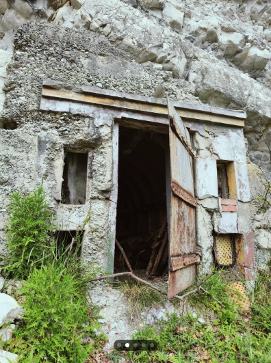 Mở c&aacute;nh cửa gỗ b&iacute; ẩn tr&ecirc;n v&aacute;ch đ&aacute;, cảnh tượng b&ecirc;n trong g&acirc;y x&ocirc;n xao- Ảnh 1.