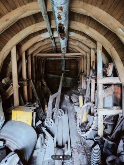 Mở c&aacute;nh cửa gỗ b&iacute; ẩn tr&ecirc;n v&aacute;ch đ&aacute;, cảnh tượng b&ecirc;n trong g&acirc;y x&ocirc;n xao- Ảnh 3.