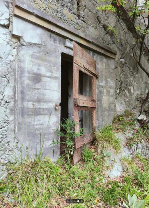 Mở c&aacute;nh cửa gỗ b&iacute; ẩn tr&ecirc;n v&aacute;ch đ&aacute;, cảnh tượng b&ecirc;n trong g&acirc;y x&ocirc;n xao- Ảnh 5.