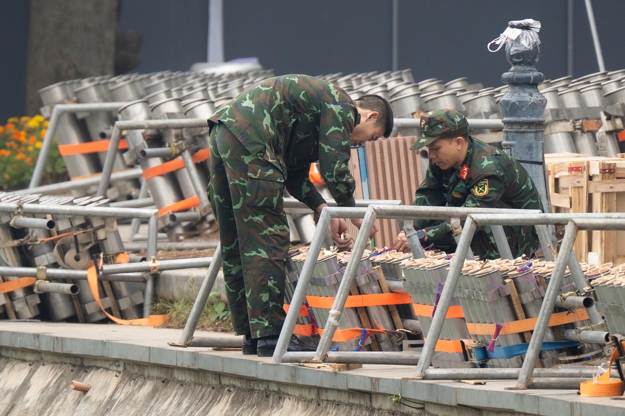 Kh&ocirc;ng kh&iacute; trước đ&ecirc;m Giao thừa: Người H&agrave; Nội h&aacute;o hức mong chờ m&agrave;n ph&aacute;o hoa "chưa từng c&oacute;" giữa hồ Ho&agrave;n Kiếm- Ảnh 1.