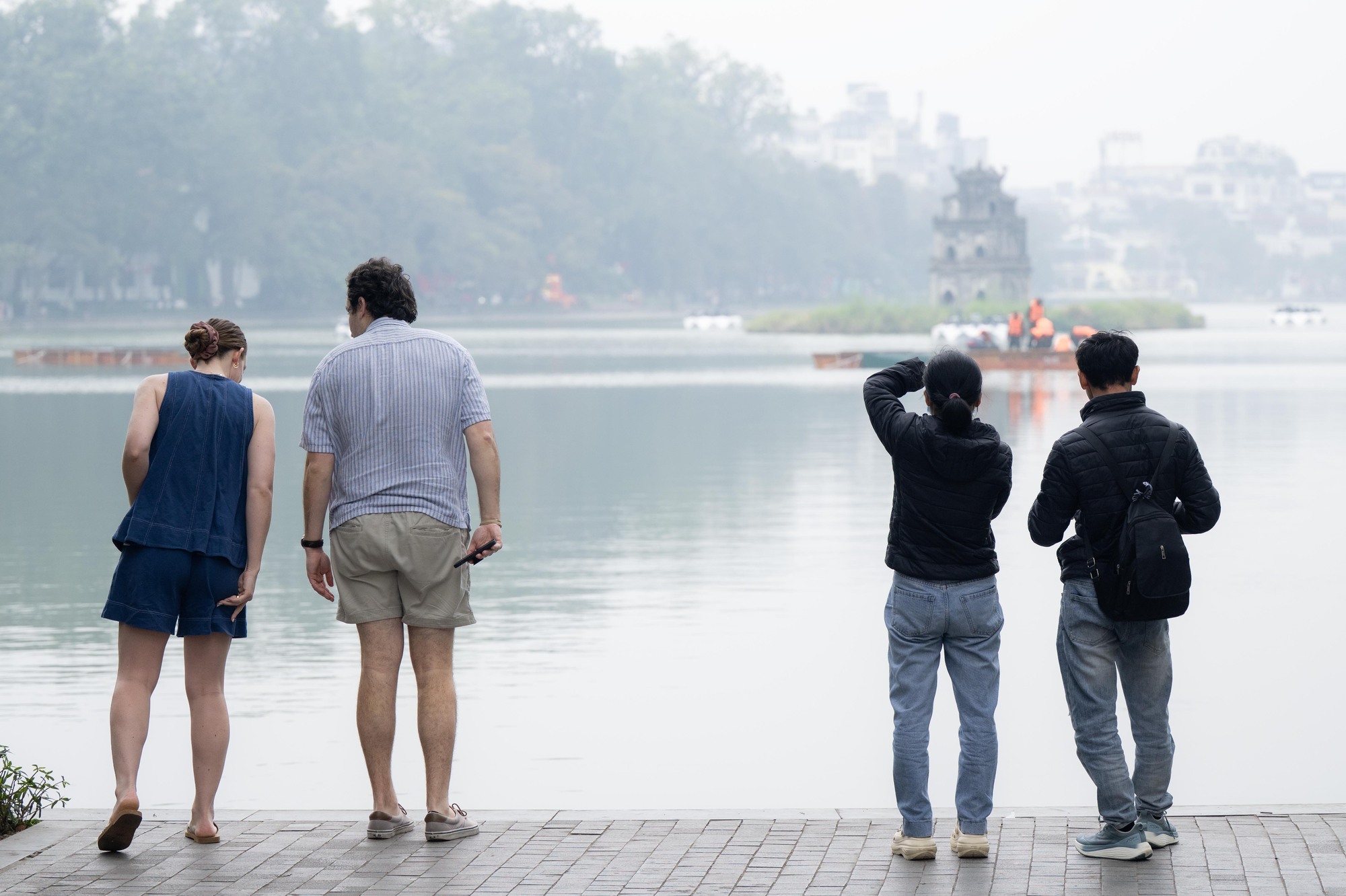 Kh&ocirc;ng kh&iacute; trước đ&ecirc;m Giao thừa: Người H&agrave; Nội h&aacute;o hức mong chờ m&agrave;n ph&aacute;o hoa "chưa từng c&oacute;" giữa hồ Ho&agrave;n Kiếm- Ảnh 7.