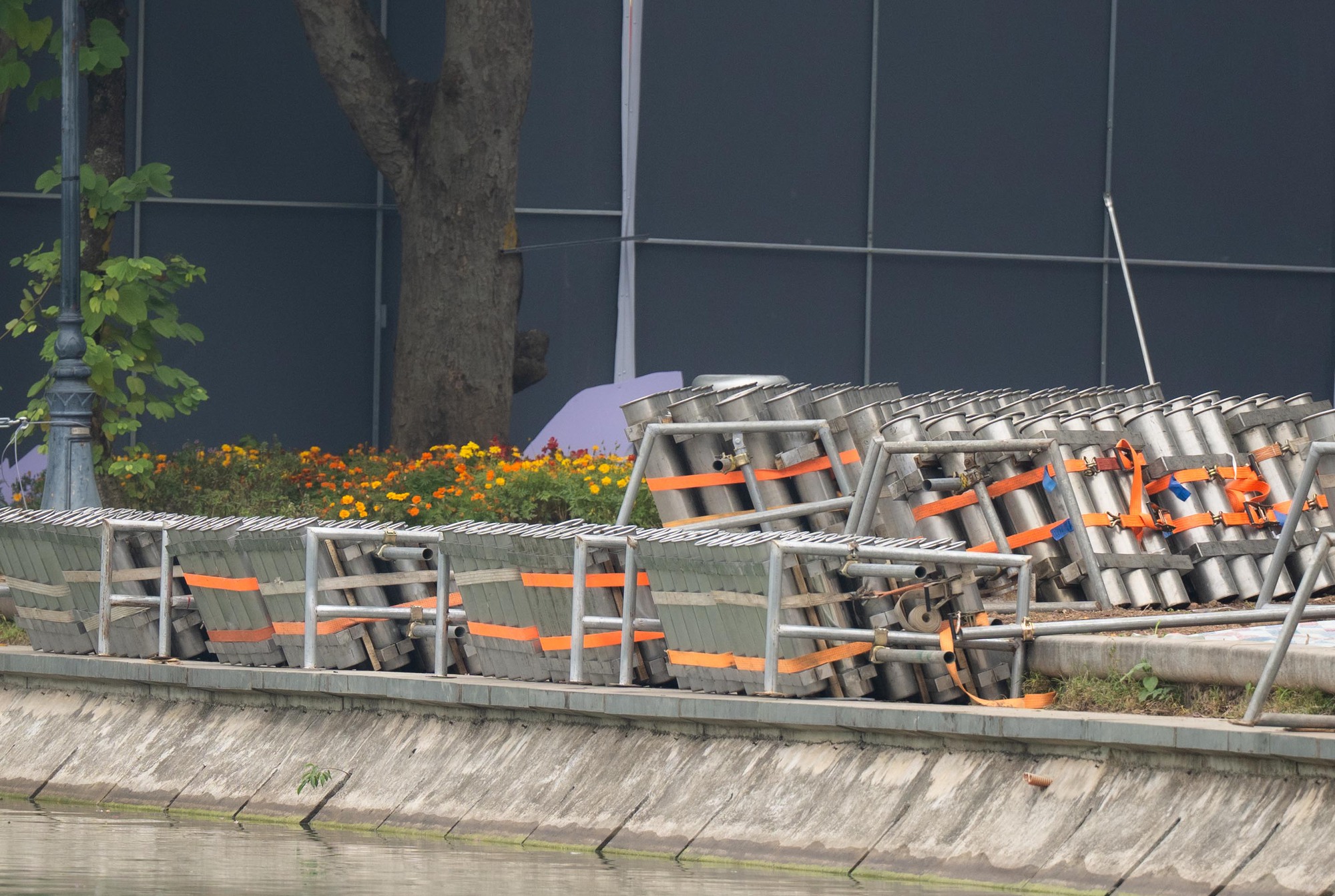 Kh&ocirc;ng kh&iacute; trước đ&ecirc;m Giao thừa: Người H&agrave; Nội h&aacute;o hức mong chờ m&agrave;n ph&aacute;o hoa "chưa từng c&oacute;" giữa hồ Ho&agrave;n Kiếm- Ảnh 8.