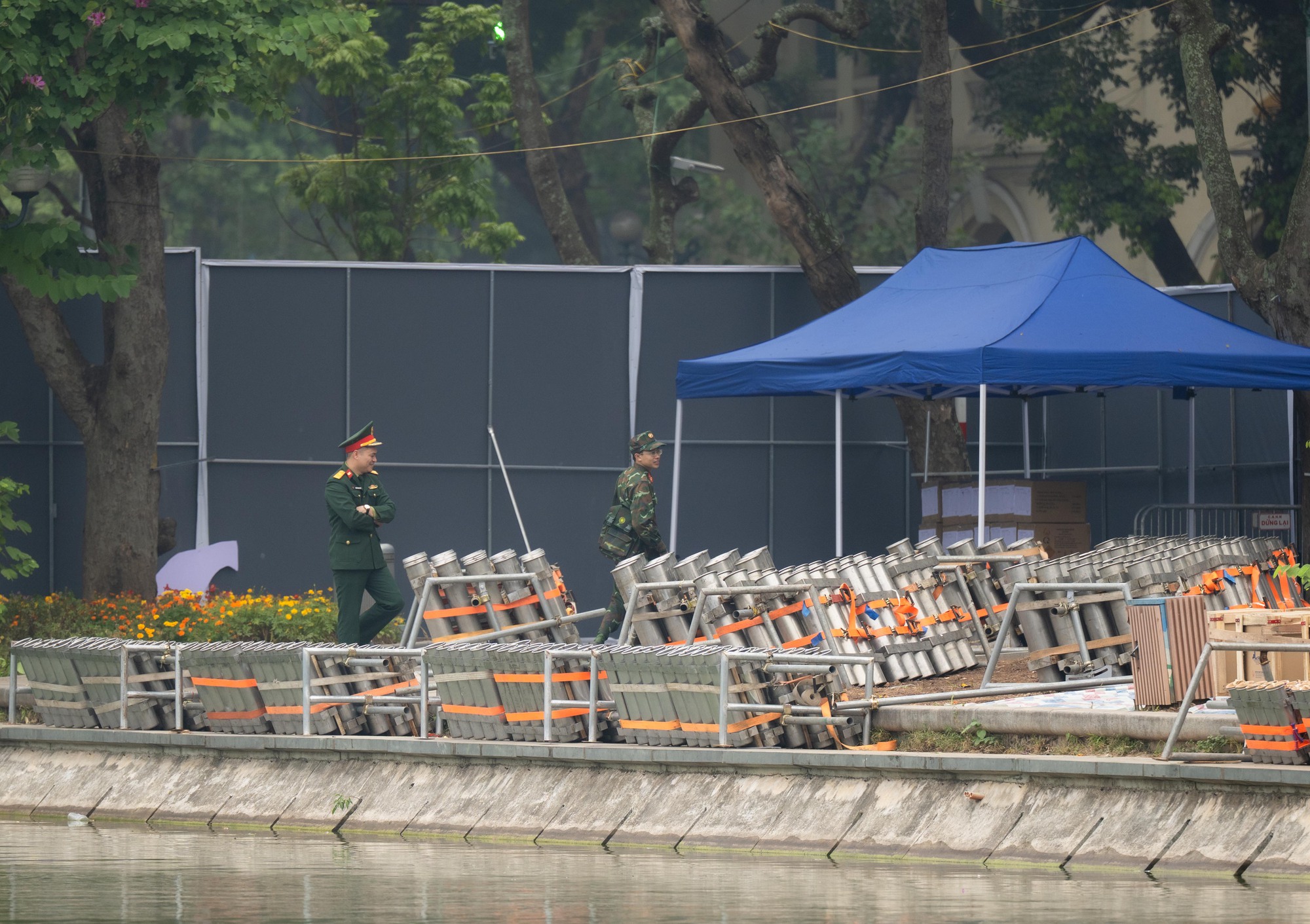 Kh&ocirc;ng kh&iacute; trước đ&ecirc;m Giao thừa: Người H&agrave; Nội h&aacute;o hức mong chờ m&agrave;n ph&aacute;o hoa "chưa từng c&oacute;" giữa hồ Ho&agrave;n Kiếm- Ảnh 9.