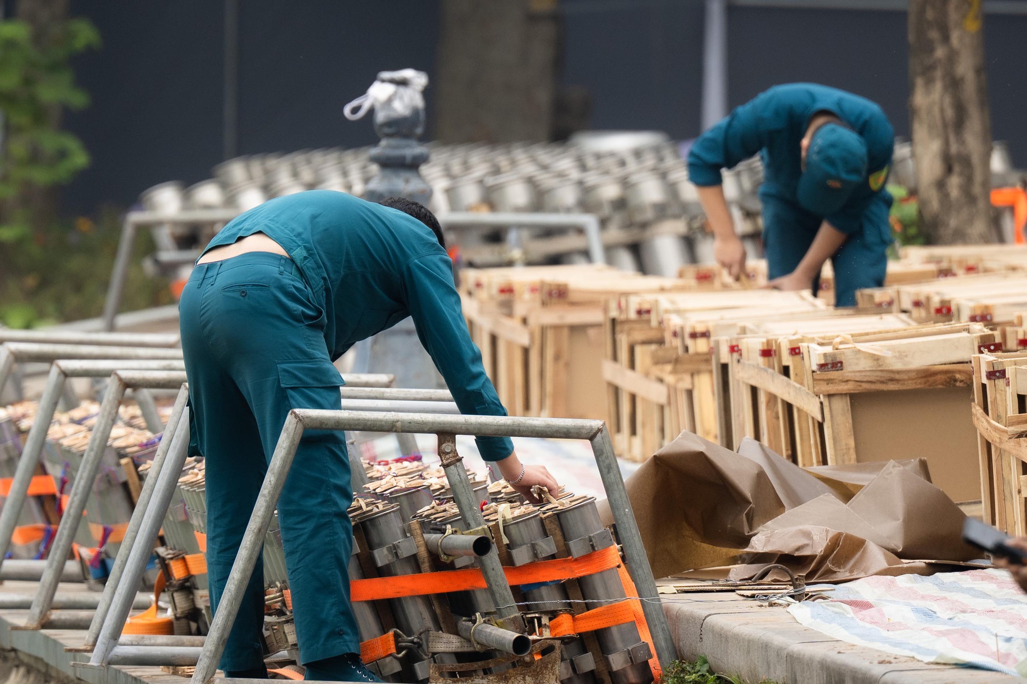 Kh&ocirc;ng kh&iacute; trước đ&ecirc;m Giao thừa: Người H&agrave; Nội h&aacute;o hức mong chờ m&agrave;n ph&aacute;o hoa "chưa từng c&oacute;" giữa hồ Ho&agrave;n Kiếm- Ảnh 10.