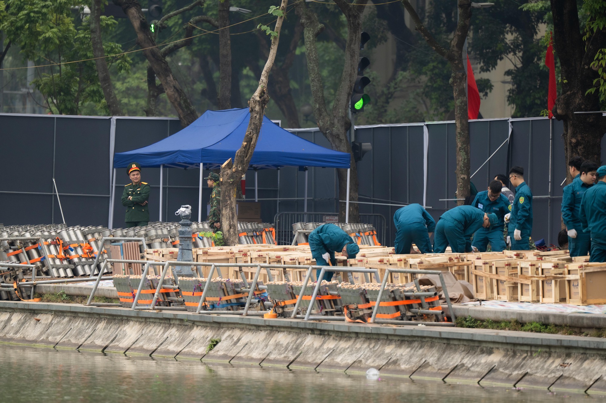 Kh&ocirc;ng kh&iacute; trước đ&ecirc;m Giao thừa: Người H&agrave; Nội h&aacute;o hức mong chờ m&agrave;n ph&aacute;o hoa "chưa từng c&oacute;" giữa hồ Ho&agrave;n Kiếm- Ảnh 11.