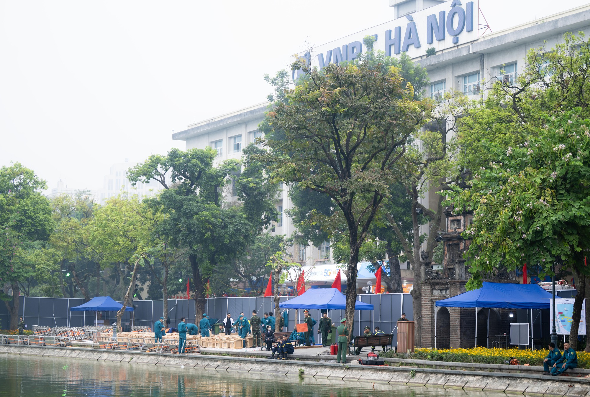 Kh&ocirc;ng kh&iacute; trước đ&ecirc;m Giao thừa: Người H&agrave; Nội h&aacute;o hức mong chờ m&agrave;n ph&aacute;o hoa "chưa từng c&oacute;" giữa hồ Ho&agrave;n Kiếm- Ảnh 2.