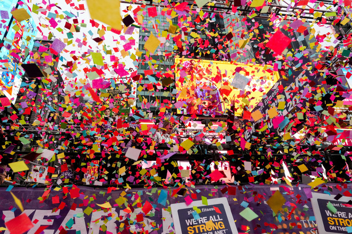 Điều đặc biệt về 'quả cầu y&ecirc;u nước' thả đ&ecirc;m Giao thừa ở Quảng trường Thời Đại Mỹ- Ảnh 3.