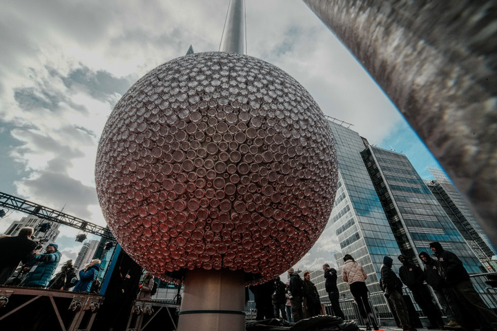 Điều đặc biệt về 'quả cầu y&ecirc;u nước' thả đ&ecirc;m Giao thừa ở Quảng trường Thời Đại Mỹ- Ảnh 2.