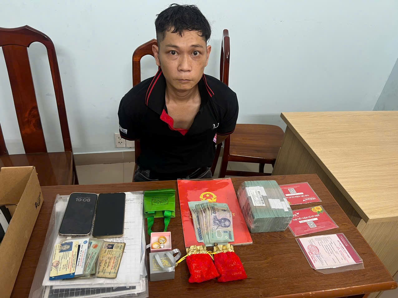 Ph&aacute;t hiện hơn 1 tỷ đồng, 11 chỉ v&agrave;ng, 3 sổ tiết kiệm trong cốp xe m&aacute;y, Đỗ Tấn Được "cuỗm sạch" rồi đi mua qu&agrave; cho bạn g&aacute;i- Ảnh 1.