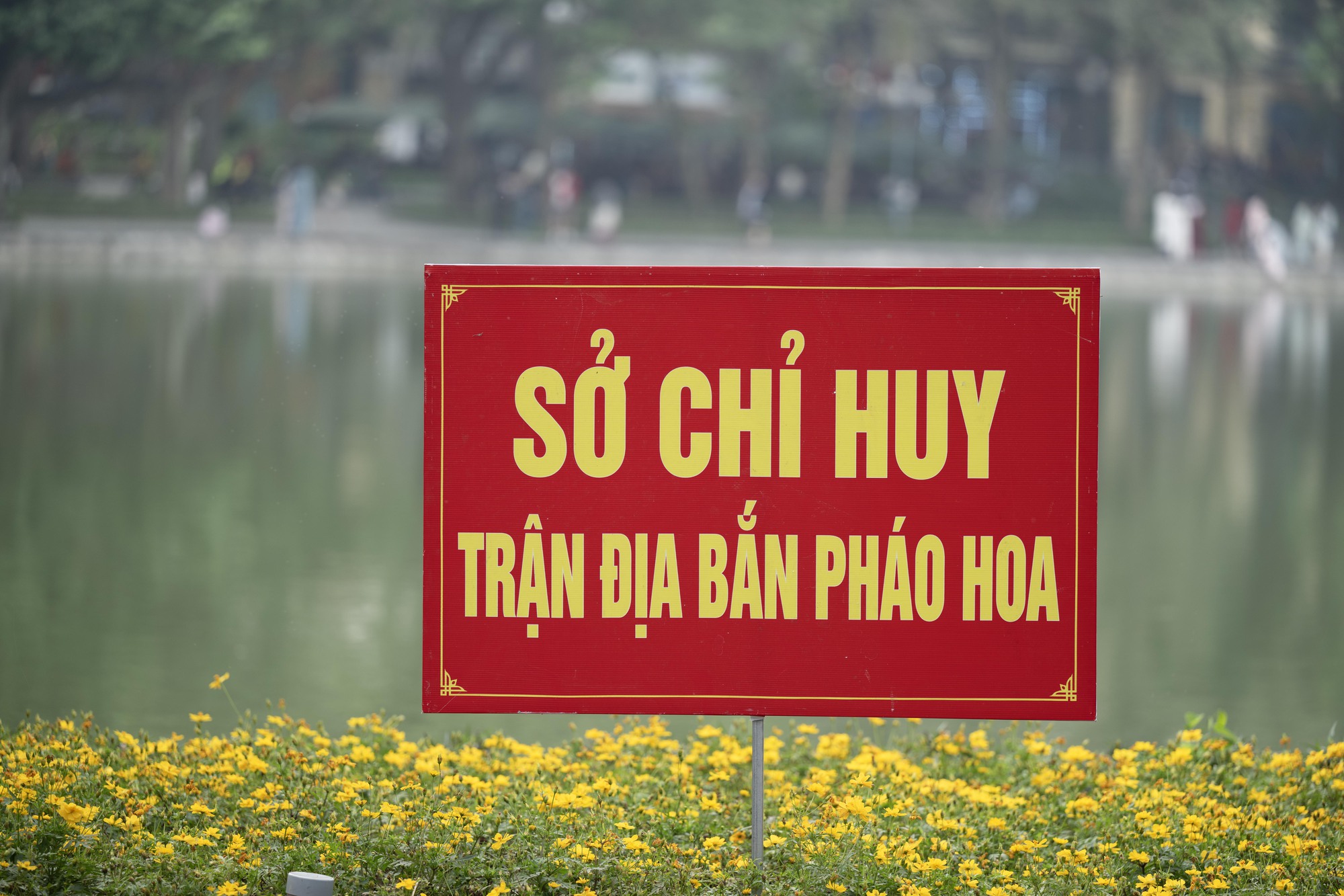 Kh&ocirc;ng kh&iacute; trước đ&ecirc;m Giao thừa: Người H&agrave; Nội h&aacute;o hức mong chờ m&agrave;n ph&aacute;o hoa "chưa từng c&oacute;" giữa hồ Ho&agrave;n Kiếm- Ảnh 3.