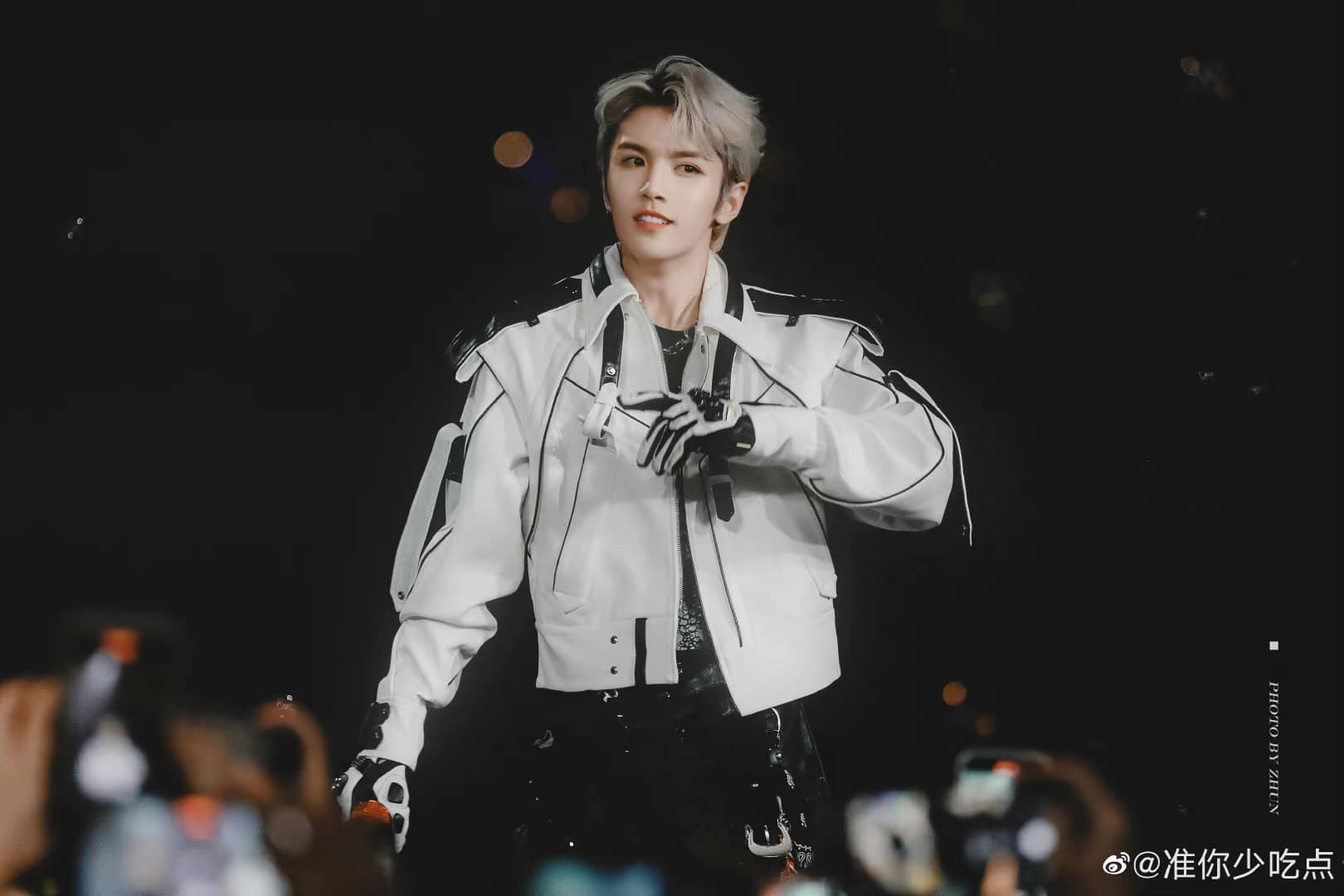 Sốc: Nam ca sĩ túm tóc fan nữ ngay tại sân bay- Ảnh 1. Sốc: Nam ca sĩ túm tóc fan nữ ngay tại sân bay- Ảnh 1.