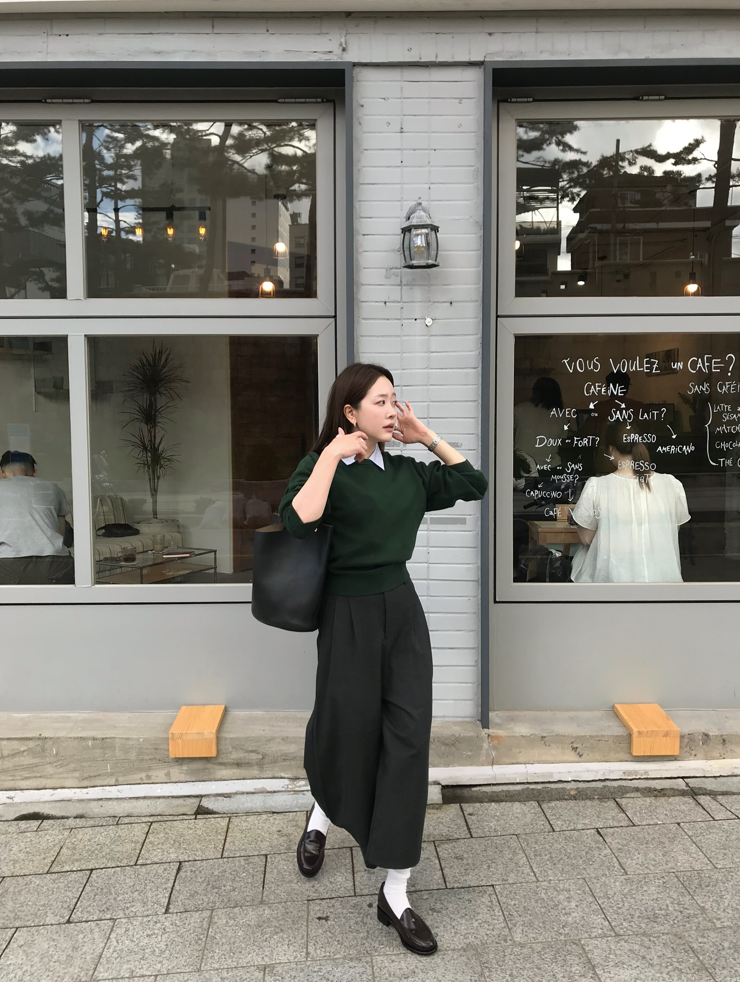 4 mẫu gi&agrave;y hack tuổi cả bộ trang phục, đ&atilde; vậy c&ograve;n chuẩn thanh lịch- Ảnh 4.