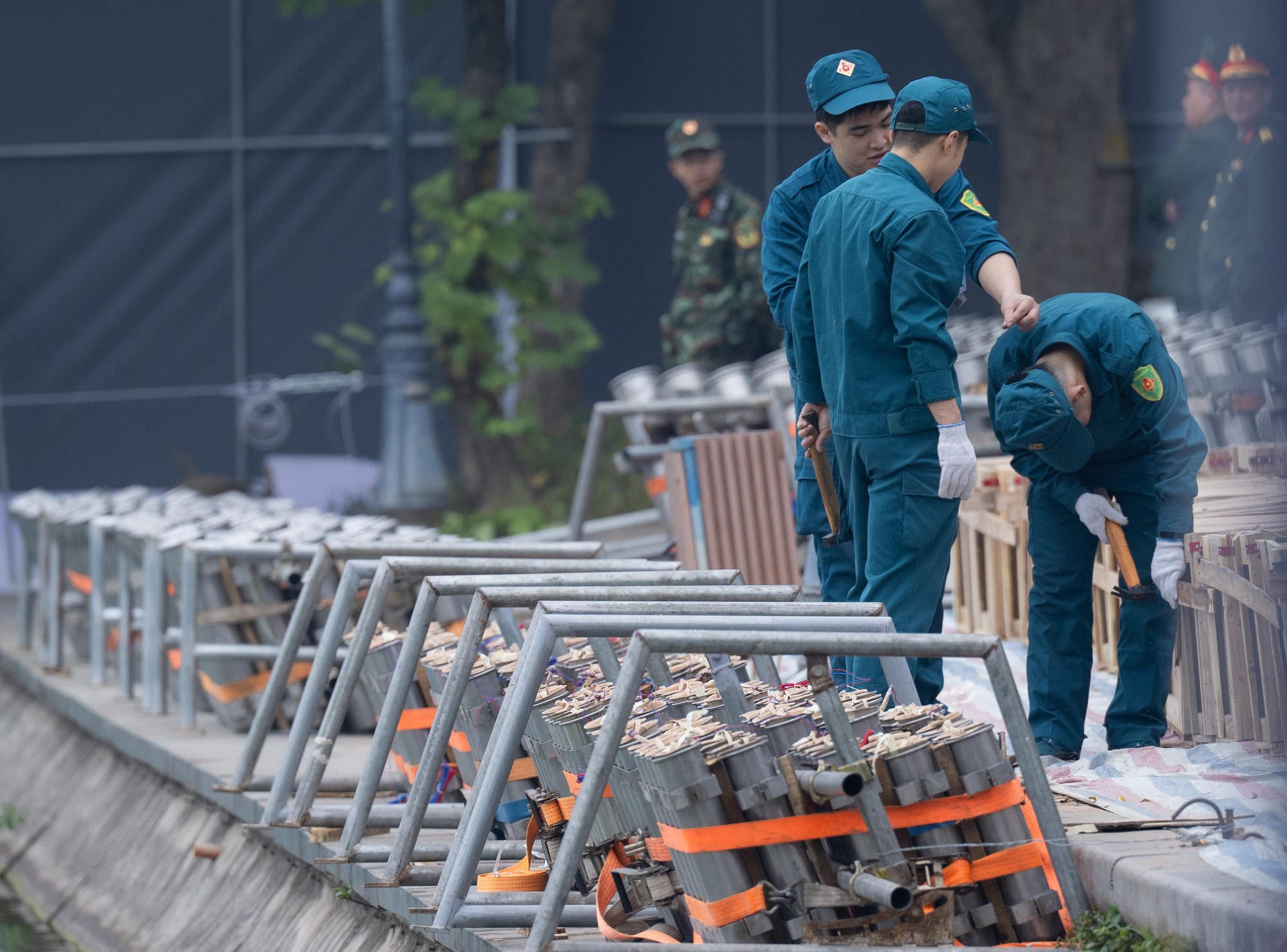 Kh&ocirc;ng kh&iacute; trước đ&ecirc;m Giao thừa: Người H&agrave; Nội h&aacute;o hức mong chờ m&agrave;n ph&aacute;o hoa "chưa từng c&oacute;" giữa hồ Ho&agrave;n Kiếm- Ảnh 5.