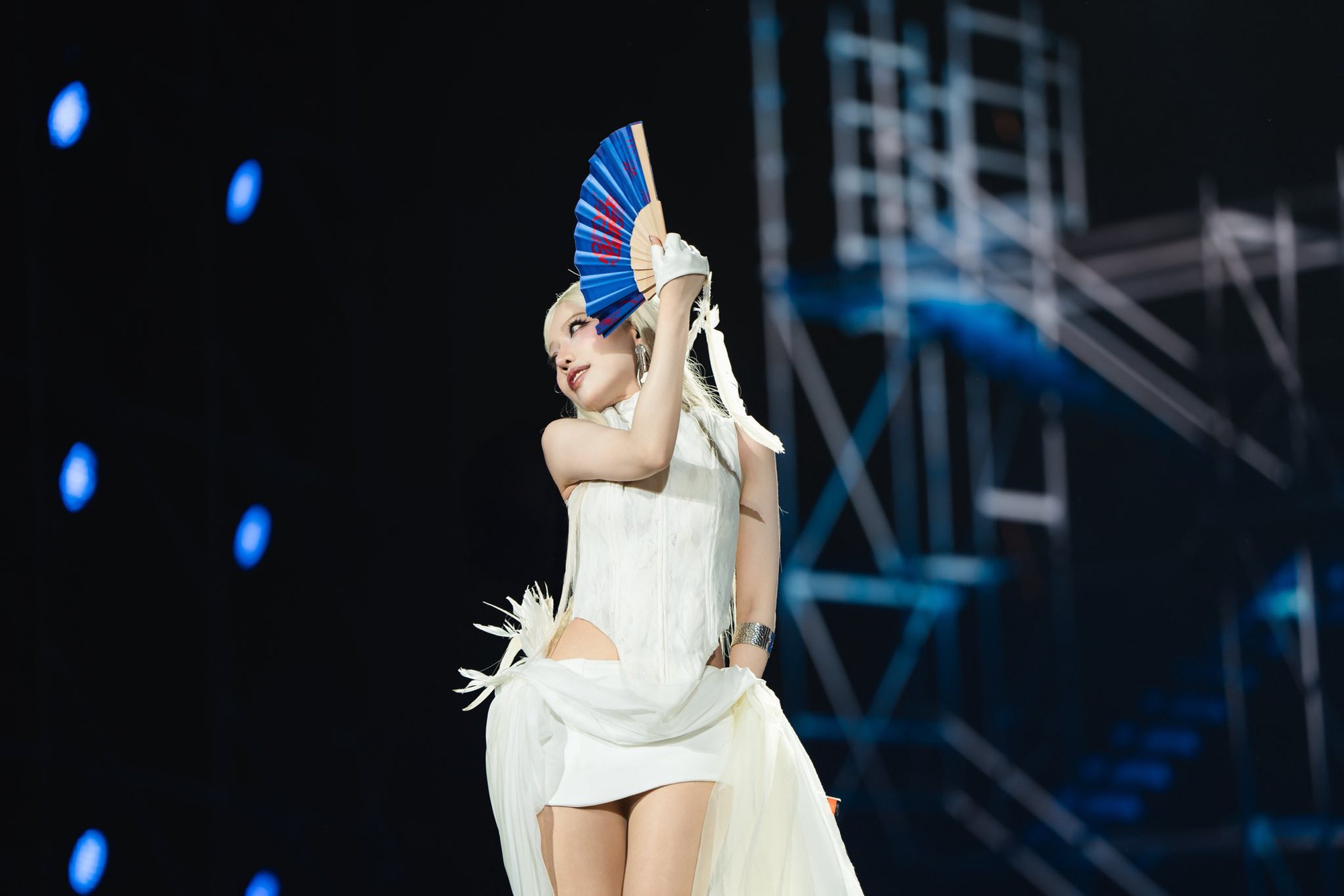 Nỗi l&ograve;ng ca sĩ &ldquo;chi&ecirc;u tr&ograve;&rdquo; nhất Vbiz flop suốt 10 năm: Chỉ nặng 39kg, phải b&aacute;n h&agrave;ng online để xoay tiền l&agrave;m album- Ảnh 2.