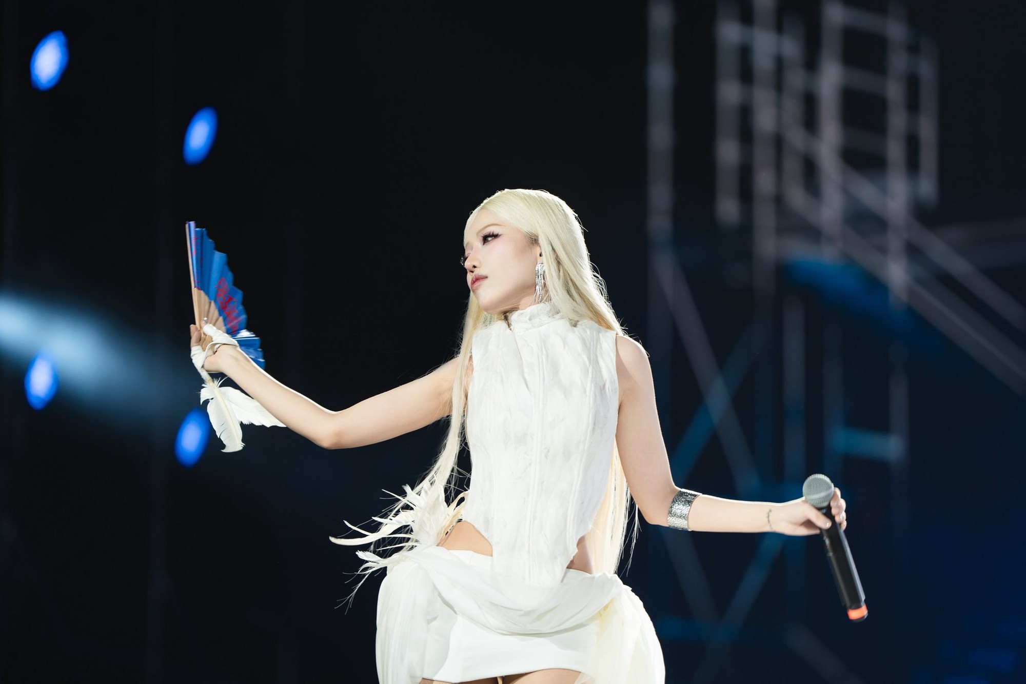 Nỗi l&ograve;ng ca sĩ &ldquo;chi&ecirc;u tr&ograve;&rdquo; nhất Vbiz flop suốt 10 năm: Chỉ nặng 39kg, phải b&aacute;n h&agrave;ng online để xoay tiền l&agrave;m album- Ảnh 1.