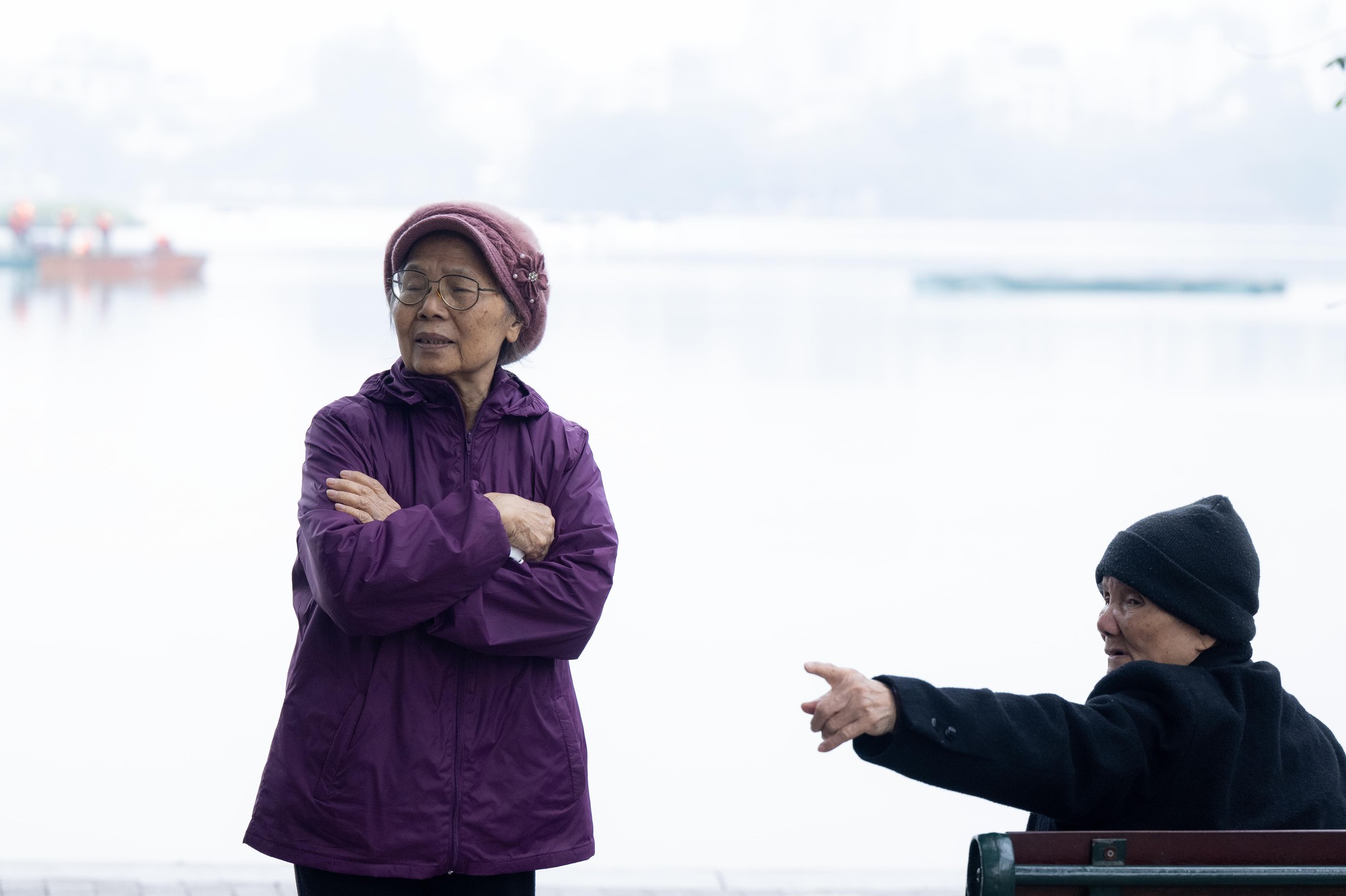 Kh&ocirc;ng kh&iacute; trước đ&ecirc;m Giao thừa: Người H&agrave; Nội h&aacute;o hức mong chờ m&agrave;n ph&aacute;o hoa "chưa từng c&oacute;" giữa hồ Ho&agrave;n Kiếm- Ảnh 6.