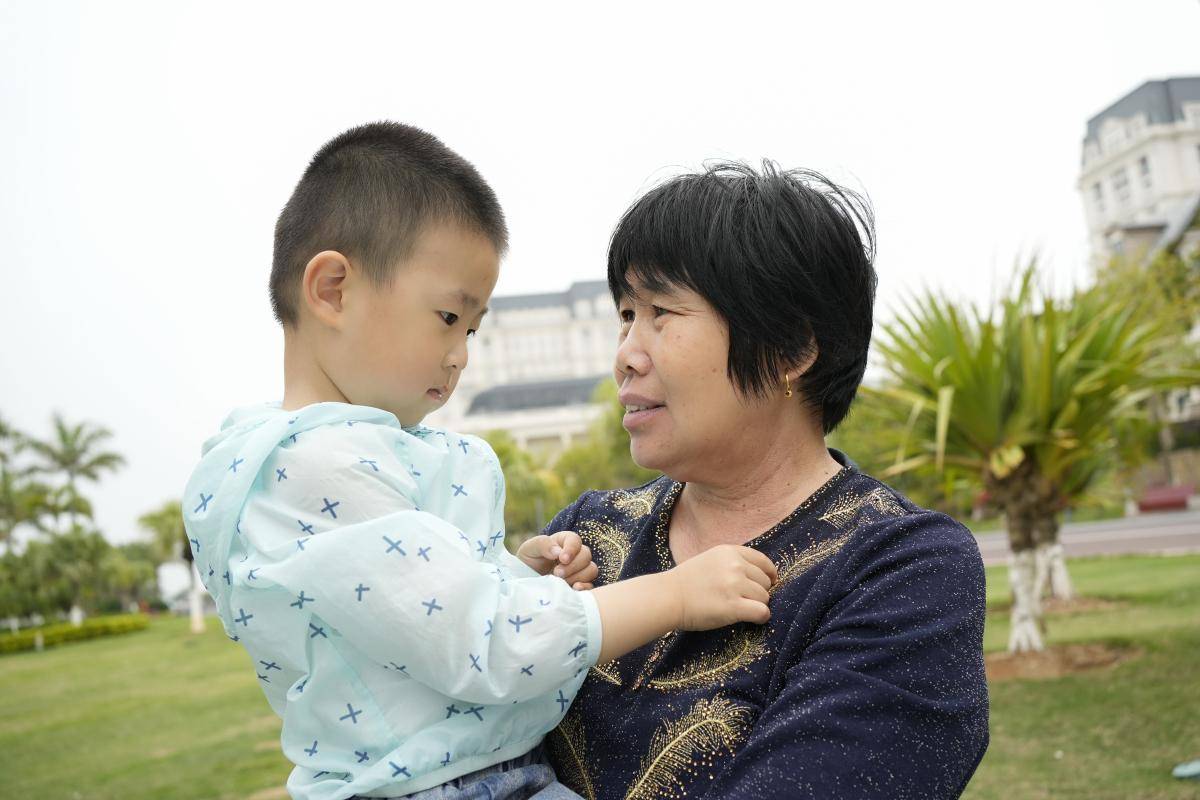 Nghỉ lễ về nh&agrave; b&agrave; nội hay b&agrave; ngoại? C&acirc;u trả lời của đứa trẻ khiến người mẹ đứng b&ecirc;n đỏ bừng mặt!- Ảnh 1.