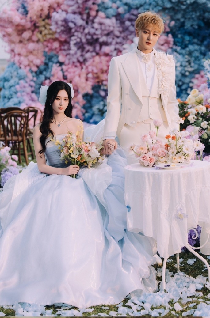 Hot nhất đêm countdown: Anh sếp và nàng thơ gen Z khóa môi đắm đuối chiếm sóng cả cõi mạng- Ảnh 4. Hot nhất đêm countdown: Anh sếp và nàng thơ gen Z khóa môi đắm đuối chiếm sóng cả cõi mạng- Ảnh 4.