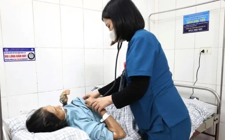 Một cụ &ocirc;ng ở Hưng Y&ecirc;n nguy kịch sau khi g&agrave; mổ v&agrave;o ch&acirc;n - Ảnh 1.
