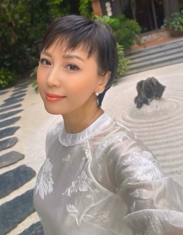 Mẹ Do&atilde;n Hải My U50 khoe visual trẻ đẹp bất bại ng&agrave;y cuối năm, thần th&aacute;i sang chuẩn 