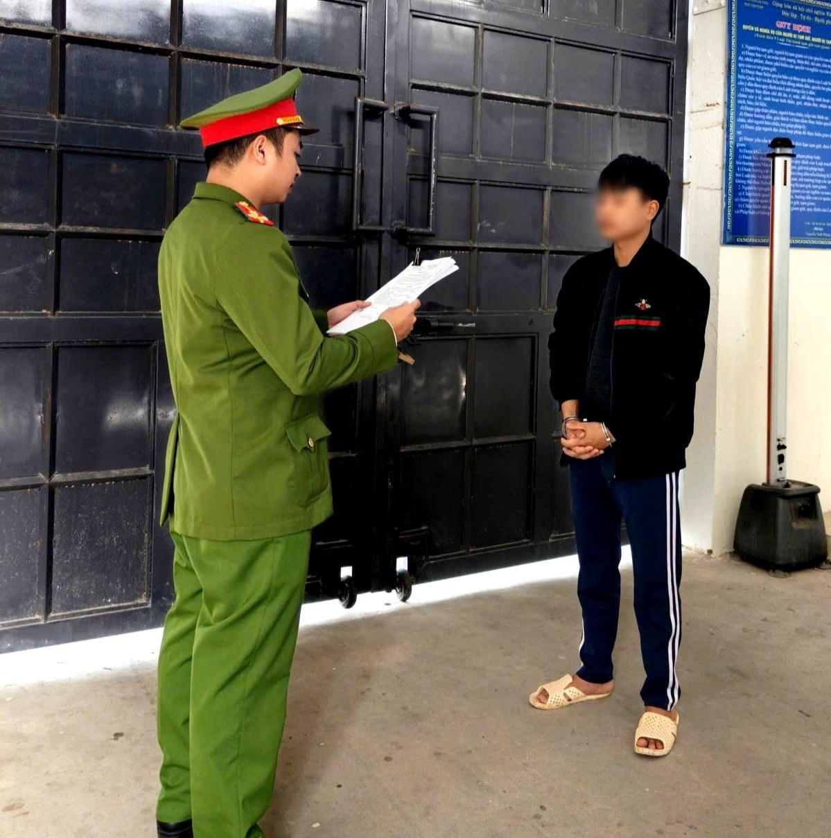 Khởi tố B&agrave;n Văn T&agrave;i v&igrave; đưa người y&ecirc;u 13 tuổi v&agrave;o nh&agrave; nghỉ để "quan hệ"- Ảnh 1.