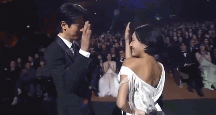 Showbiz c&oacute; một mỹ nh&acirc;n đỉnh đến mức hất tay v&agrave;i c&aacute;i cũng đổi đời, thiết lập lại cả lịch sử Kpop- Ảnh 3.