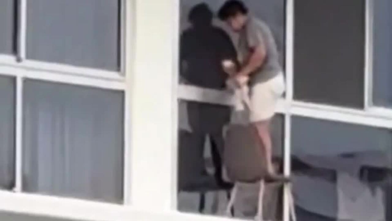 Người phụ nữ g&acirc;y sốc khi đứng lau cửa sổ ở tầng 16- Ảnh 2.