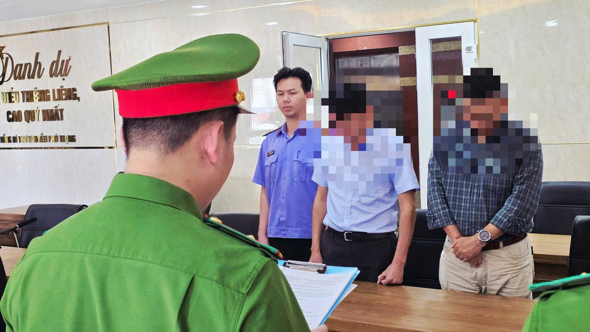 Đồng loạt kh&aacute;m x&eacute;t nơi ở, nơi l&agrave;m việc, bắt đối tượng cầm đầu Nguyễn Thị Thu Thảo- Ảnh 1.