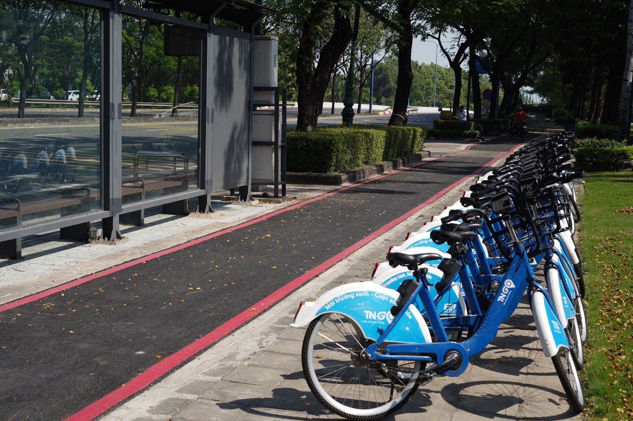 Cận cảnh l&agrave;n đường 6km đẹp như Ch&acirc;u &Acirc;u ở TP.HCM, xe m&aacute;y đi v&agrave;o sẽ bị phạt!- Ảnh 1.