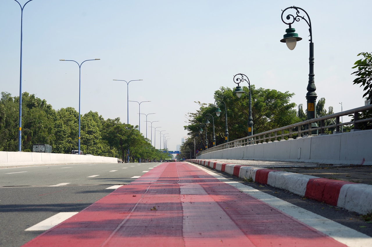 Cận cảnh l&agrave;n đường 6km đẹp như Ch&acirc;u &Acirc;u ở TP.HCM, xe m&aacute;y đi v&agrave;o sẽ bị phạt!- Ảnh 2.