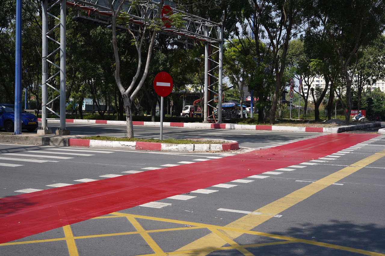 Cận cảnh l&agrave;n đường 6km đẹp như Ch&acirc;u &Acirc;u ở TP.HCM, xe m&aacute;y đi v&agrave;o sẽ bị phạt!- Ảnh 6.