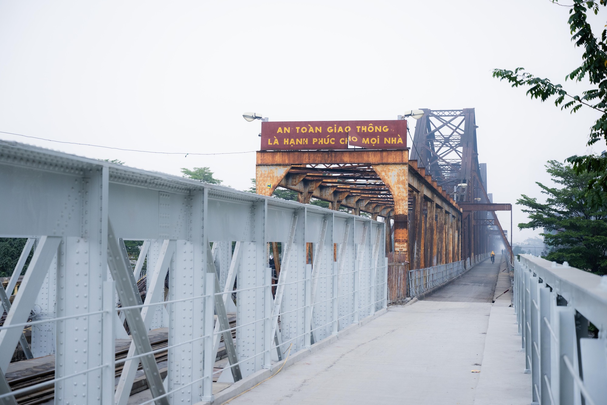 Ảnh, clip: Cận cảnh diện mạo kh&aacute;c lạ của cầu Long Bi&ecirc;n trong ng&agrave;y cuối tr&ugrave;ng tu- Ảnh 12.