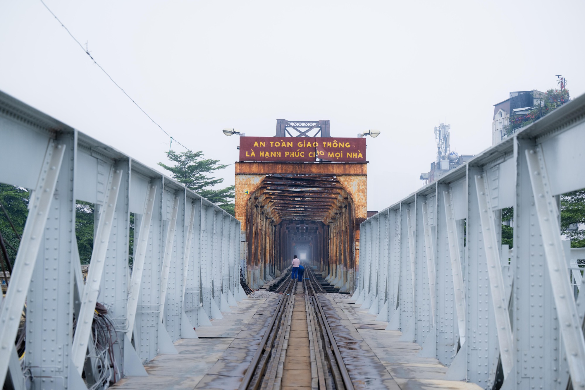 Ảnh, clip: Cận cảnh diện mạo kh&aacute;c lạ của cầu Long Bi&ecirc;n trong ng&agrave;y cuối tr&ugrave;ng tu- Ảnh 4.