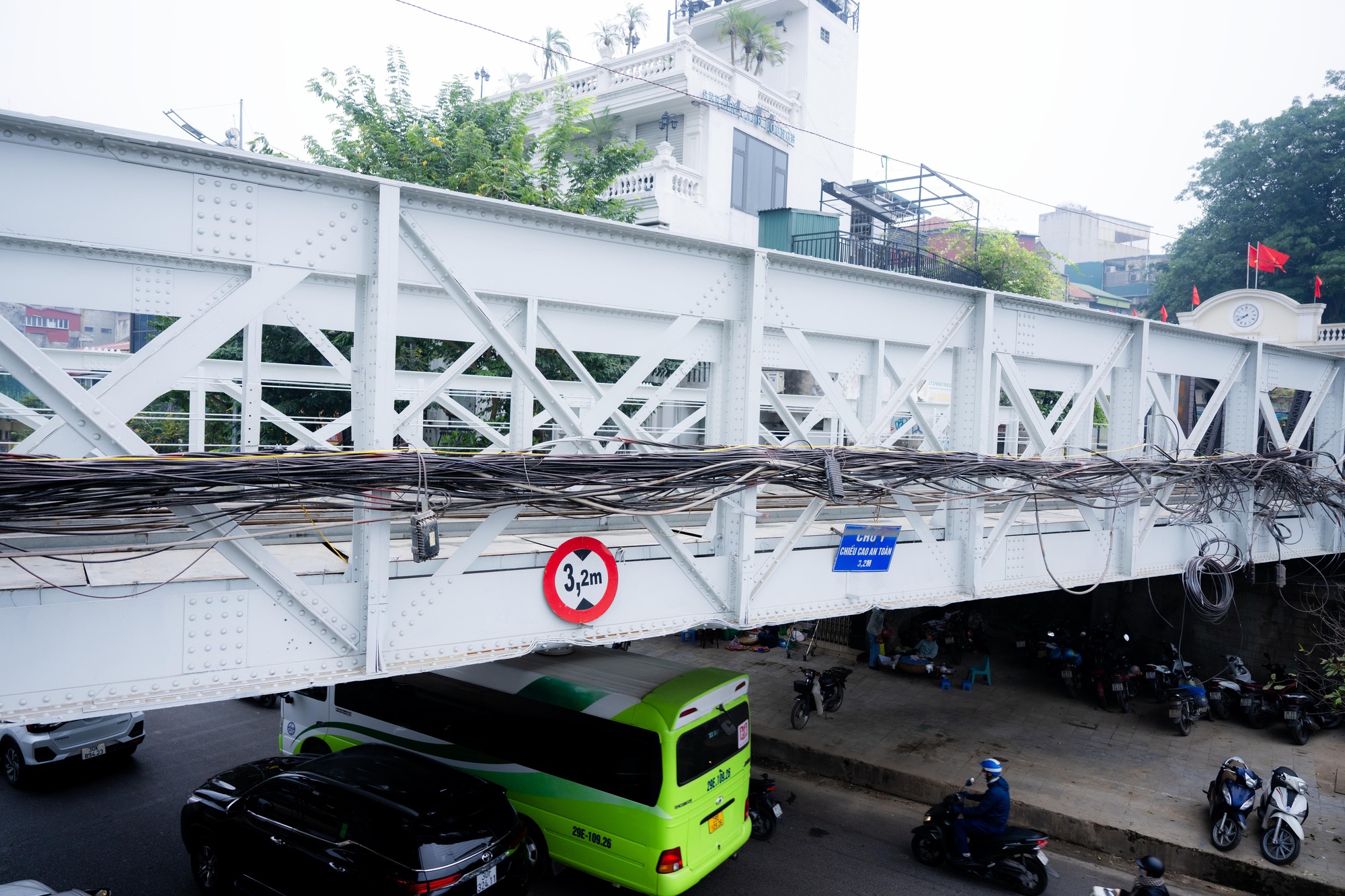 Ảnh, clip: Cận cảnh diện mạo kh&aacute;c lạ của cầu Long Bi&ecirc;n trong ng&agrave;y cuối tr&ugrave;ng tu- Ảnh 11.