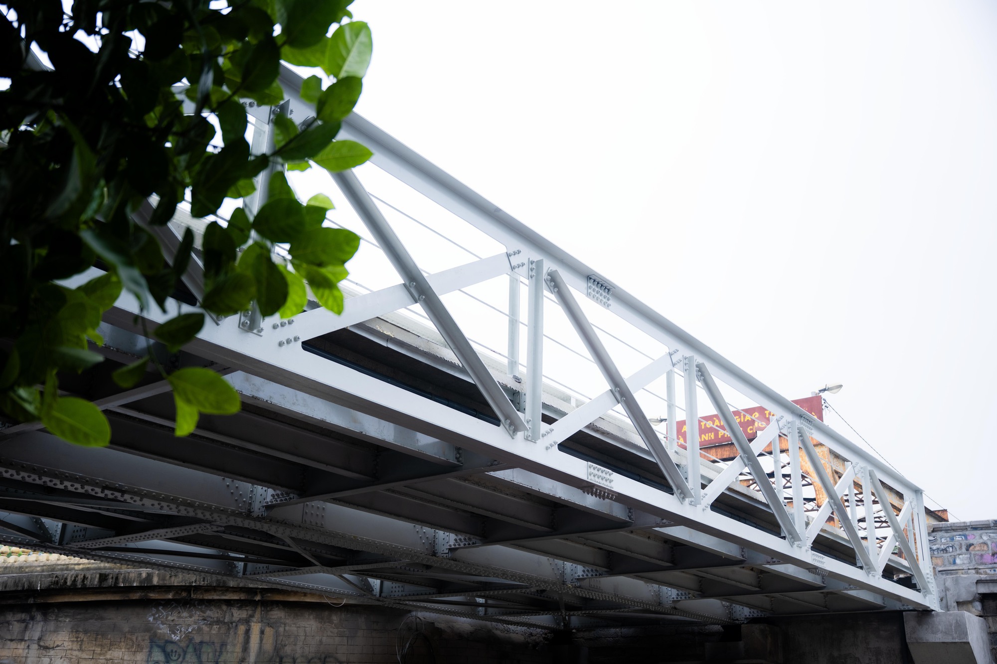 Ảnh, clip: Cận cảnh diện mạo kh&aacute;c lạ của cầu Long Bi&ecirc;n trong ng&agrave;y cuối tr&ugrave;ng tu- Ảnh 3.