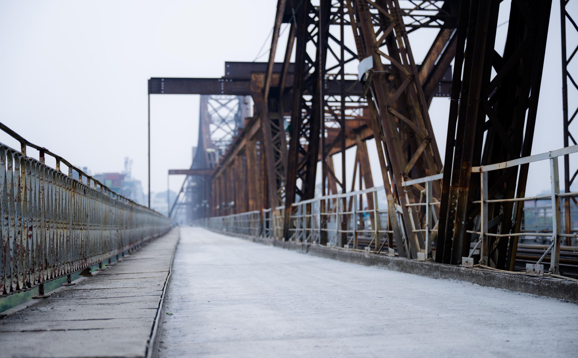 Ảnh, clip: Cận cảnh diện mạo kh&aacute;c lạ của cầu Long Bi&ecirc;n trong ng&agrave;y cuối tr&ugrave;ng tu- Ảnh 1.